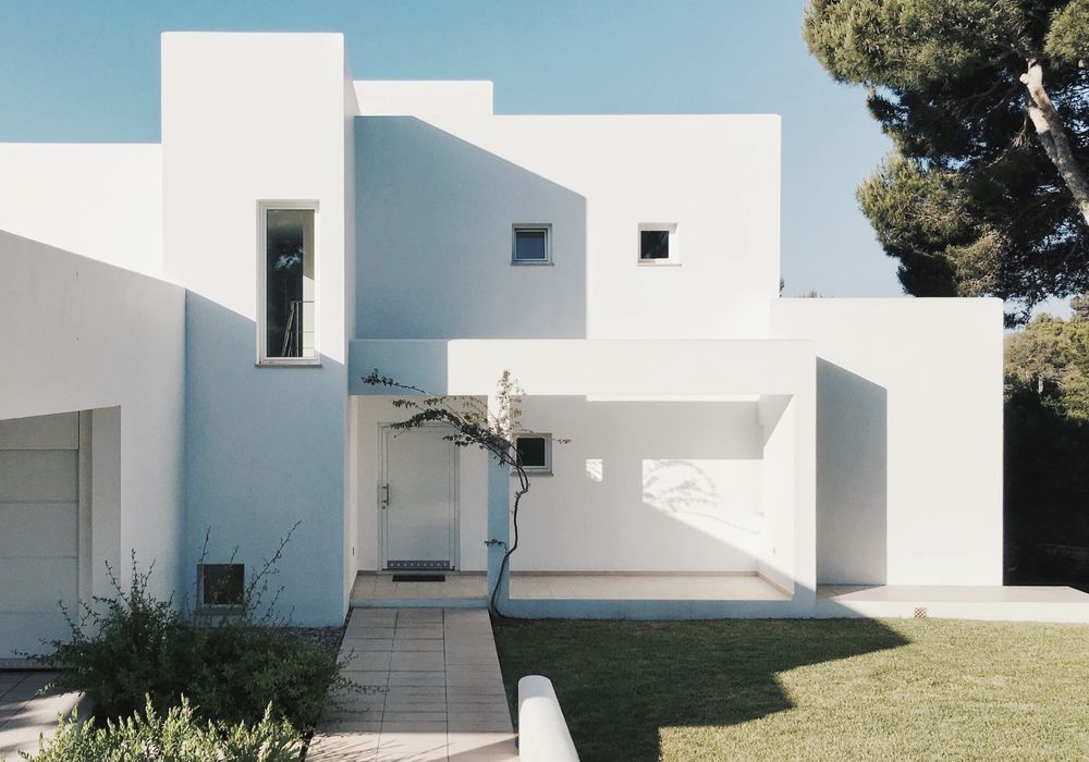Residencia moderna con zonas verdes mantenidas